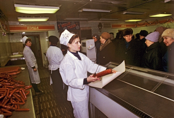 Джинсы, прокладки и колбаса: за чем охотились советские женщины