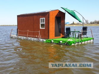 Мобильный дом и палатка на воде.