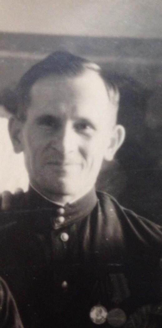 Нейросеть на хаялву раскрашивает фото к 9 мая