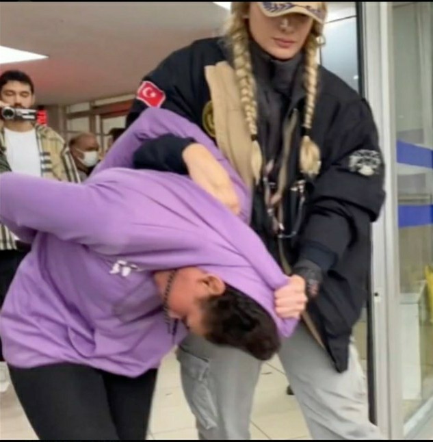 В сети появились кадры с убегающей от места взрыва в Стамбуле женщиной