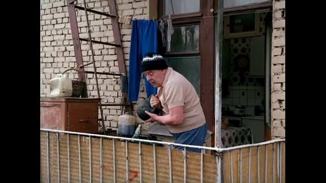 Бутылку с водой сбросили с высоты прямо на коляску в Люберцах