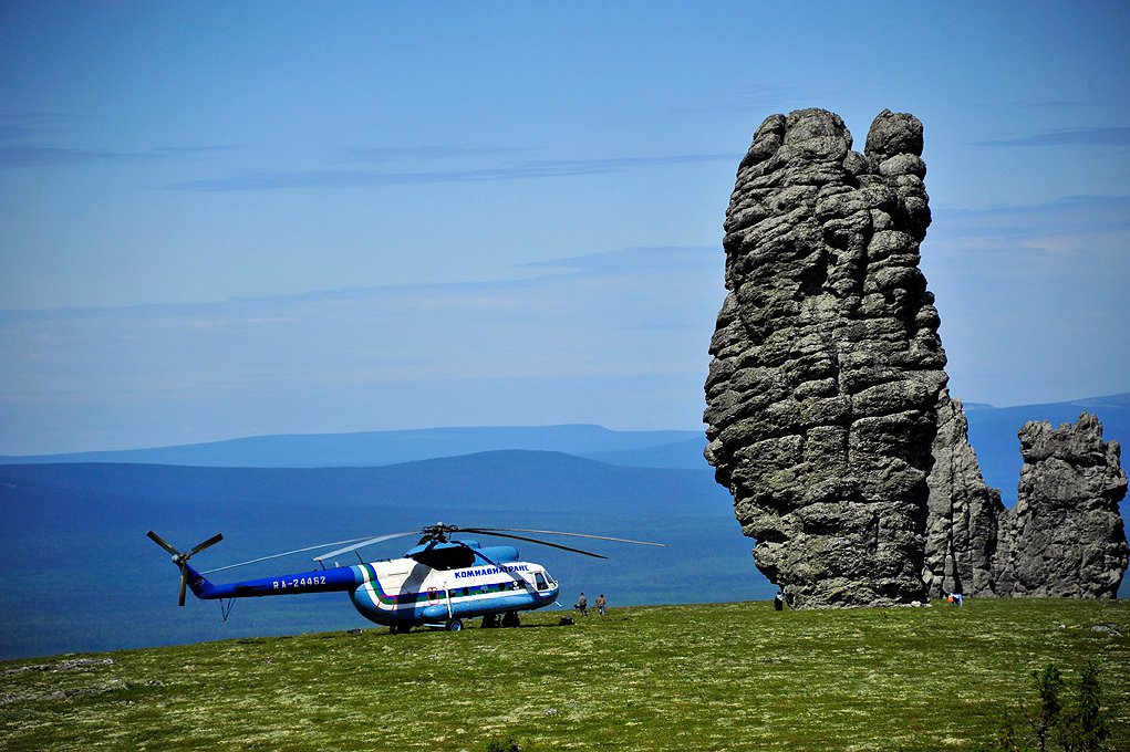 Маньпупунер тур. Плато маньпупунер. Маньпупунер на вертолете. Столбы выветривания маньпупунёр в республике коми. Экспедиция вертолёт.