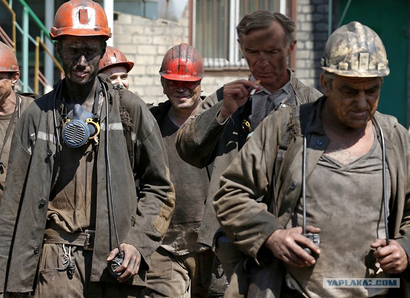 Чумазый шахтер на заднем плане