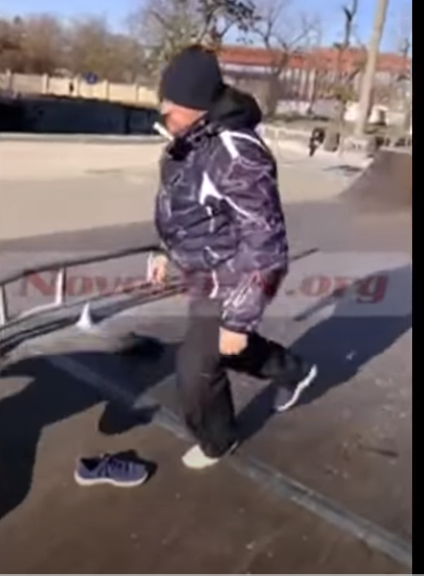Классика отношений поколений на территории скейтпарка в Николаеве