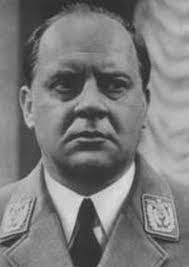Мартин Борман - человек канцелярия.