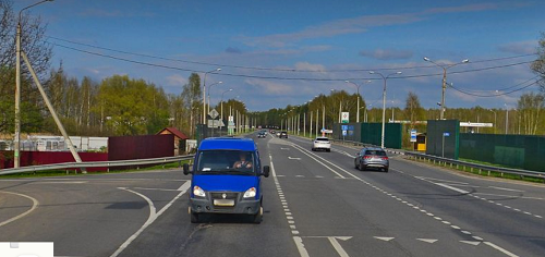В Ярославской области бензовоз врезался в скорую помощь, вылетел с дороги и загорелся рядом с жилым домом