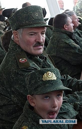 Коля носит пистолет