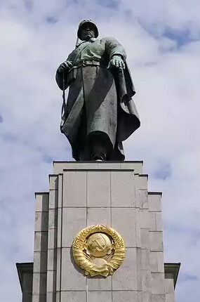 Родину-мать уже не спасти от варваров!