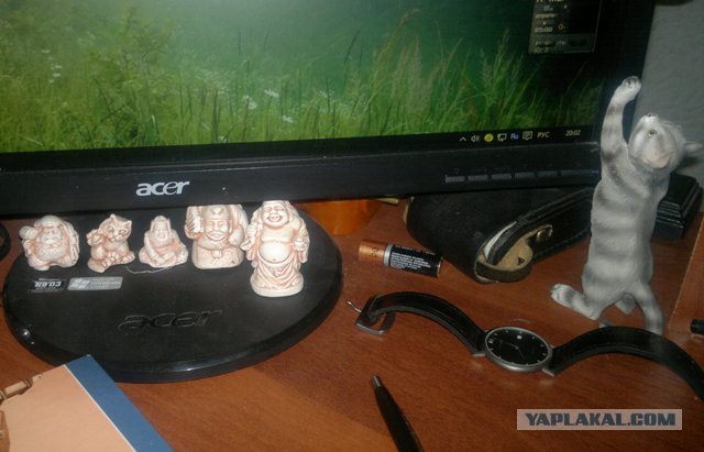 Хлам и талисманы на рабочем месте