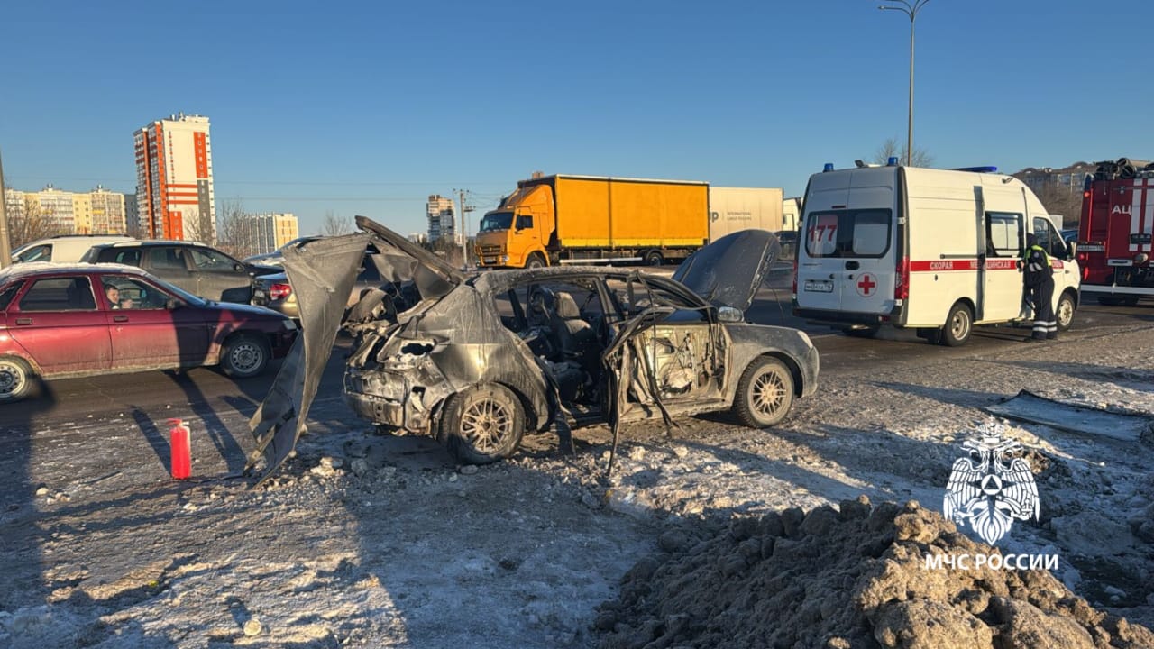 Водитель Geely закурил и взорвался прямо на дороге