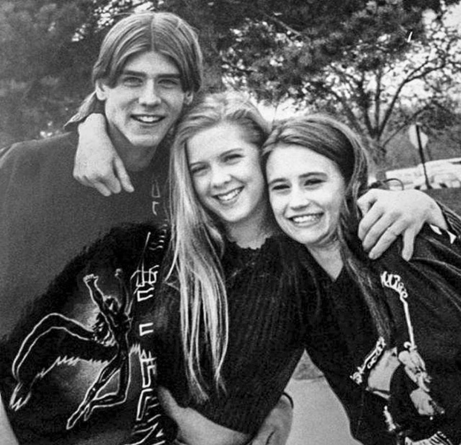 одноклассницы издевались над одноклассницей фильм. фильм издеваются над своей одноклассницей. фото одноклассники прикольные. картинки про одноклассницу через несколько лет. мальчик бьет девочку в школе.