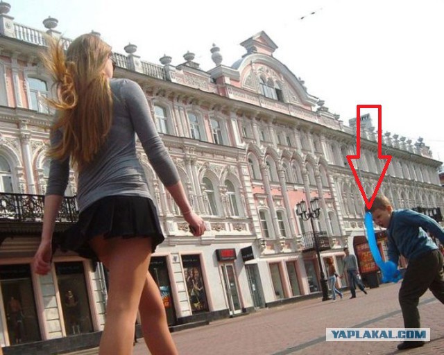 Летние девушки в мини юбках и не только