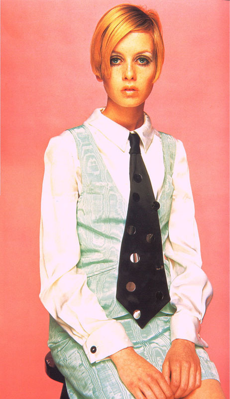 Девушке жмет платьичко