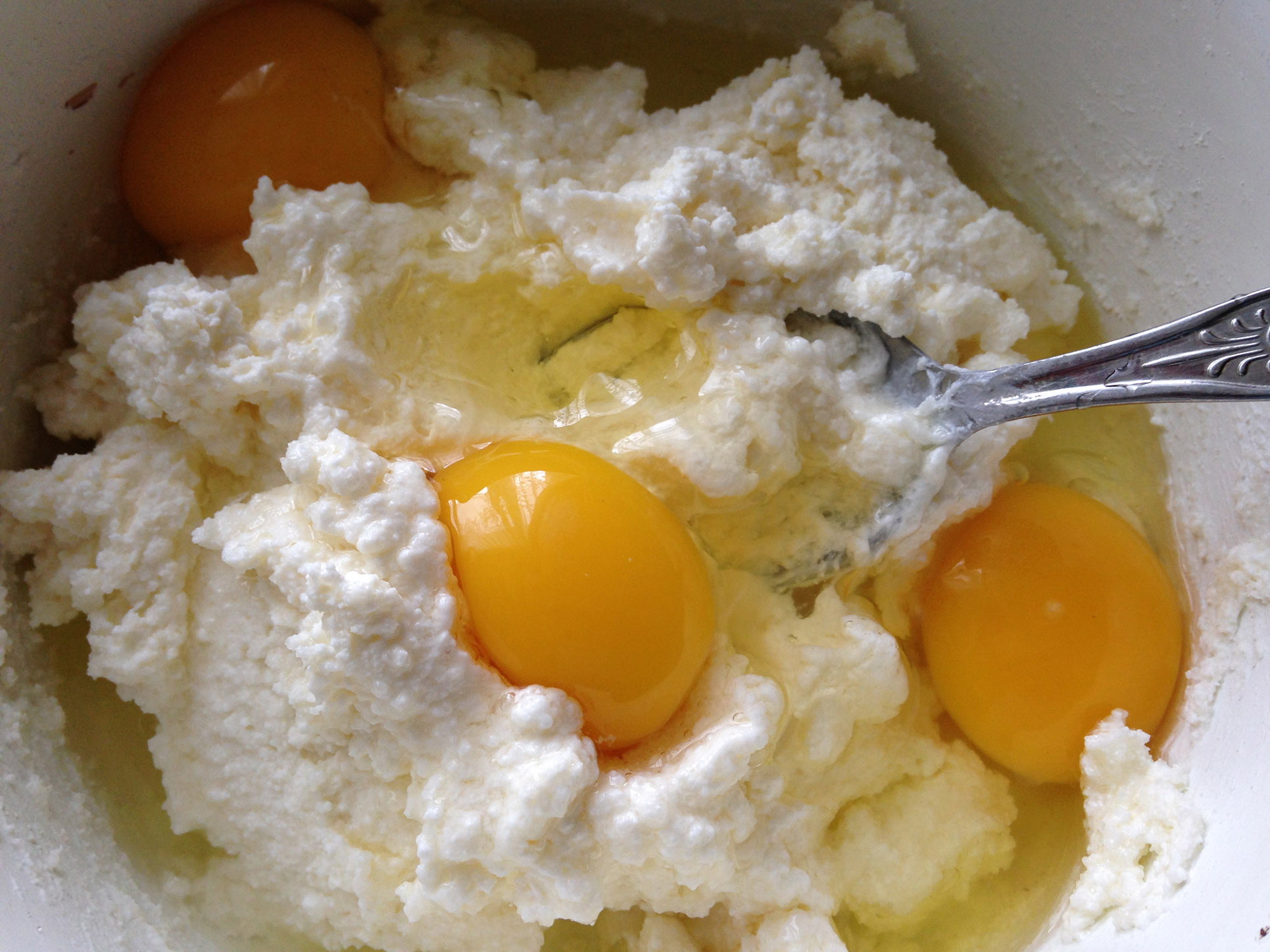 Яйцо 3 столовые ложки сахара. Творог с яйцом. Творог с желтком. Творог смешанный с яйцом. Творог с яйцом и сахаром.