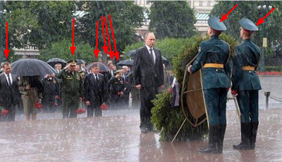 Путин отказался от зонта на церемонии возложения венков к могиле Неизвестного солдата