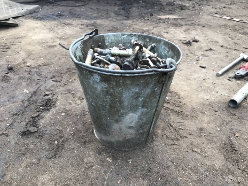 Картинка ведро с болтами