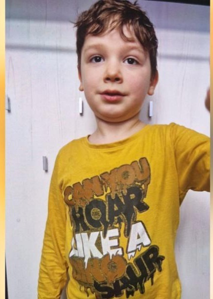 Маленький Ариан (6 лет) пропал без вести с вечера понедельника (22 апреля). Сотни служб экстренной помощи разыскивают мальчика-аутиста из Бремерфёрде.