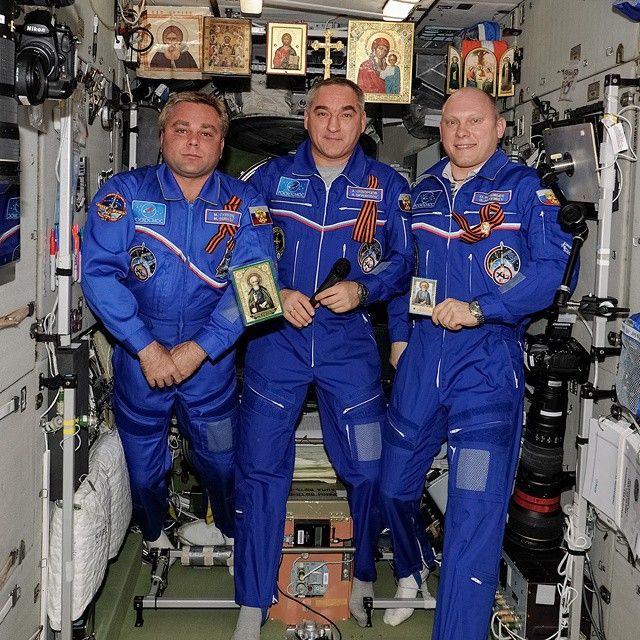Наша космонавтка Лена Серова из невесомости.
