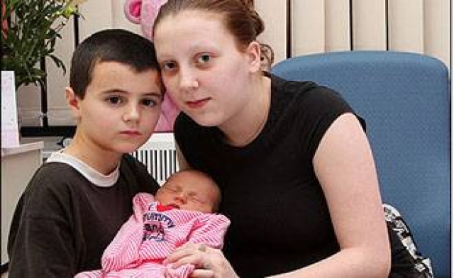 Секс с 12-летним сыном своей подруги