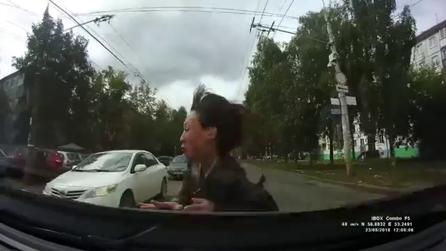 Женщина бросилась под колёса в Ижевске