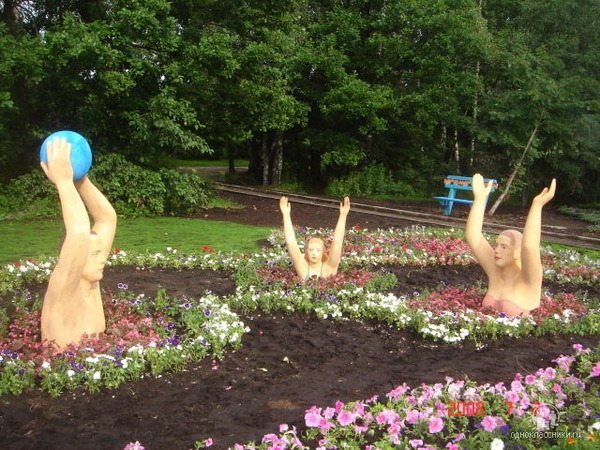 В центре Ярославля установили скульптуры танцующим девушкам, посвященные году театра в России