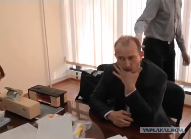 Иркутский чиновник полакомился вещдоком после задержания прямо при сотрудниках Следственного комитета