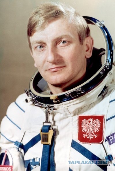 Отметил день космонавта