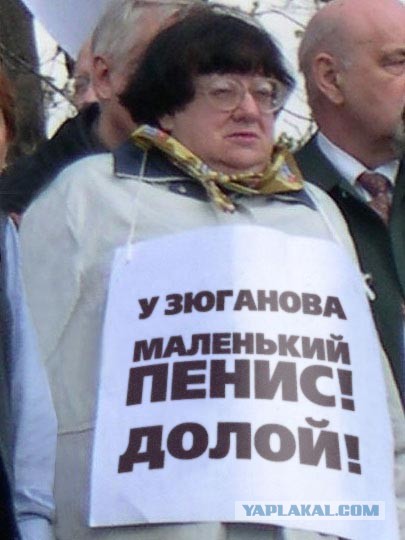 Официантки ресторана Hooters выносят воду протестующим феминисткам. США, 2000-е