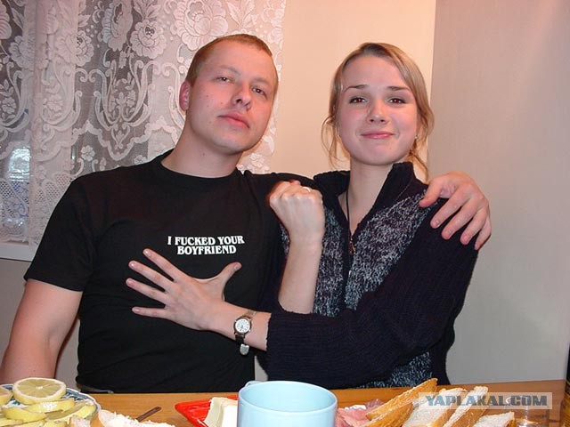 Глава МИД в ходе визита в Китай надел защитную маску с надписью "FCKNG QRNTN"