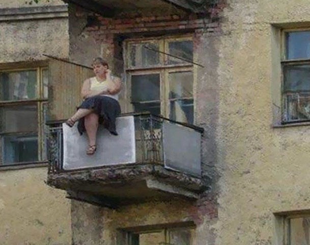 Подал жалобу в полицию: соседка ходит голой по балкону