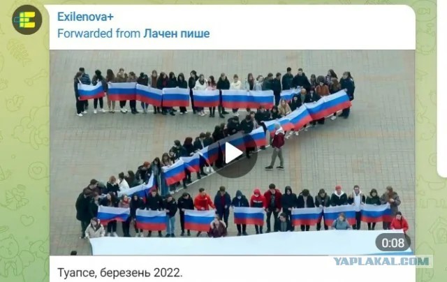В Туапсе на дорогу выбросило нефтепродукты из резервуара горящего НПЗ
