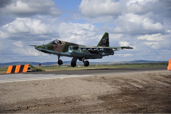 Штурмовик Су-25 впервые приземлился на шоссе