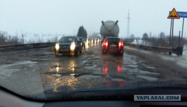 Омские дороги выглядят так, как будто там закончилась не зима, а война