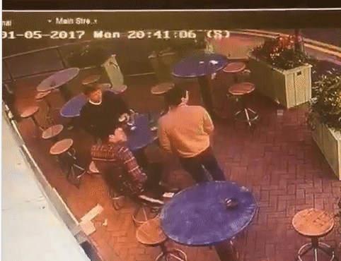 Поймал летящий в окно камень, не выпустив при этом из рук пиво