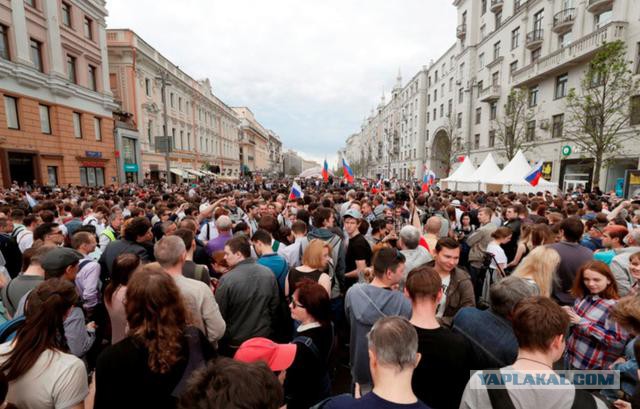 Навального задержали в подъезде его дома в Москве