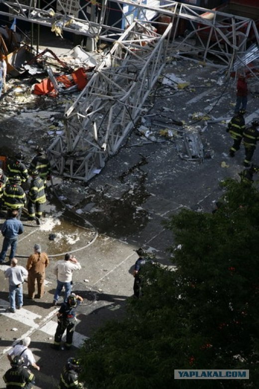 В Нью-Йорке на Манхеттене упал кран, есть жертвы