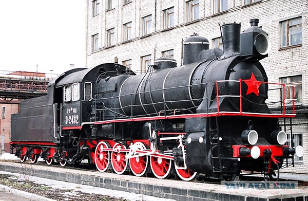 Памятник паровозу