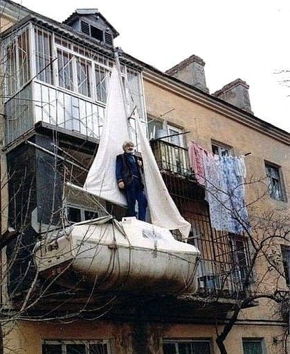 Москвич построил балкон на первом этаже и попал под суд
