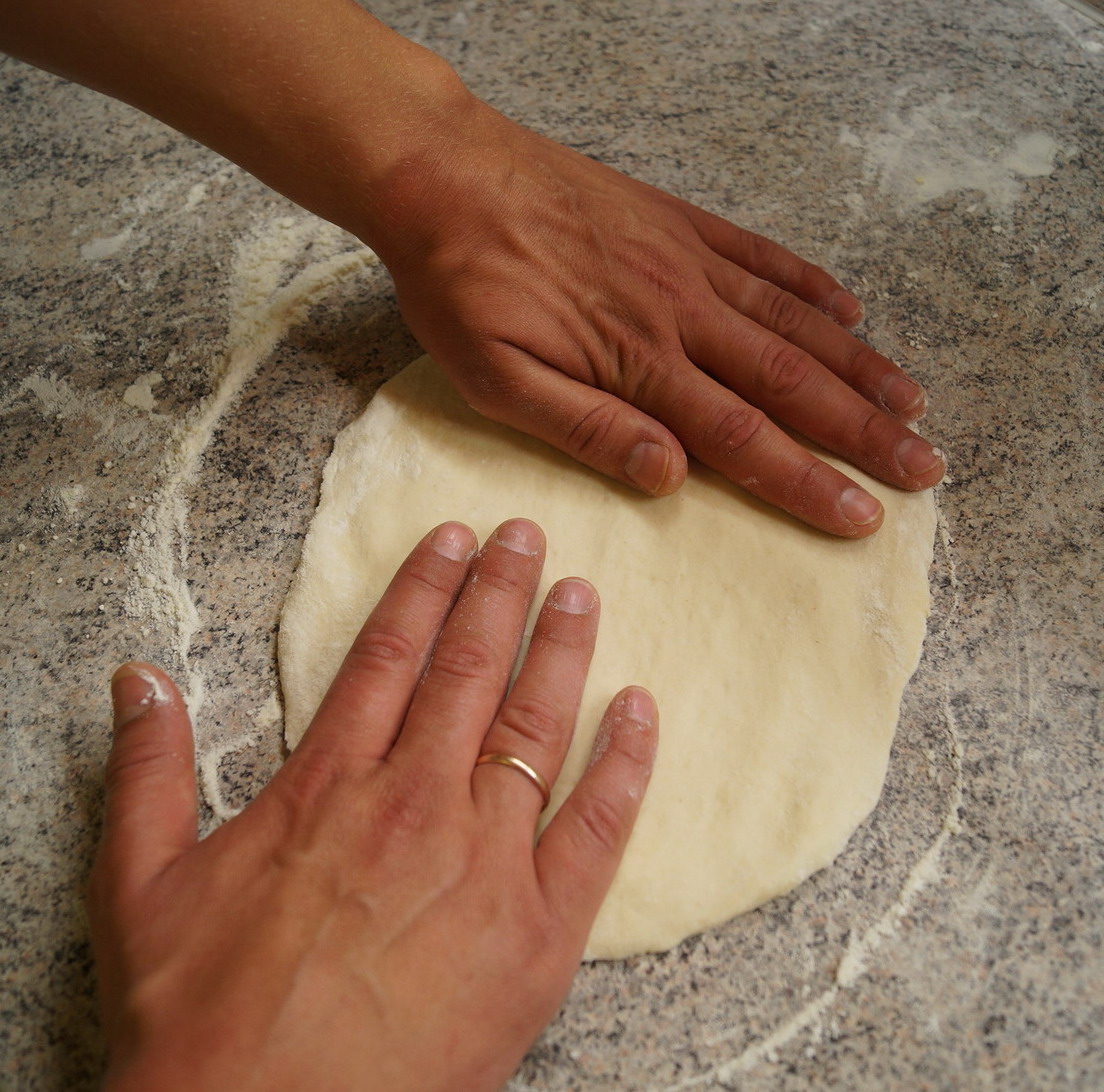 что делать если тесто липнет к рукам для пиццы фото 18
