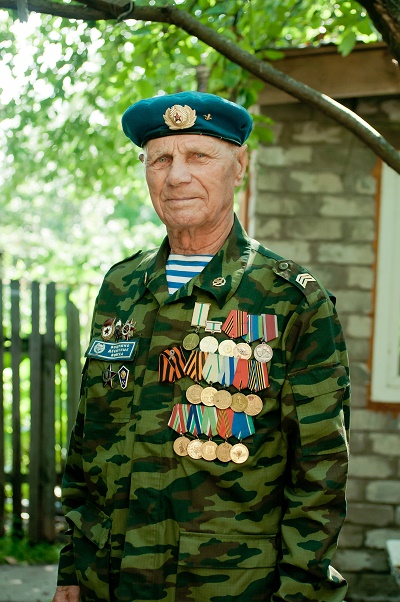 Камеры наблюдения сняли десантников, громящих кафе в Москве