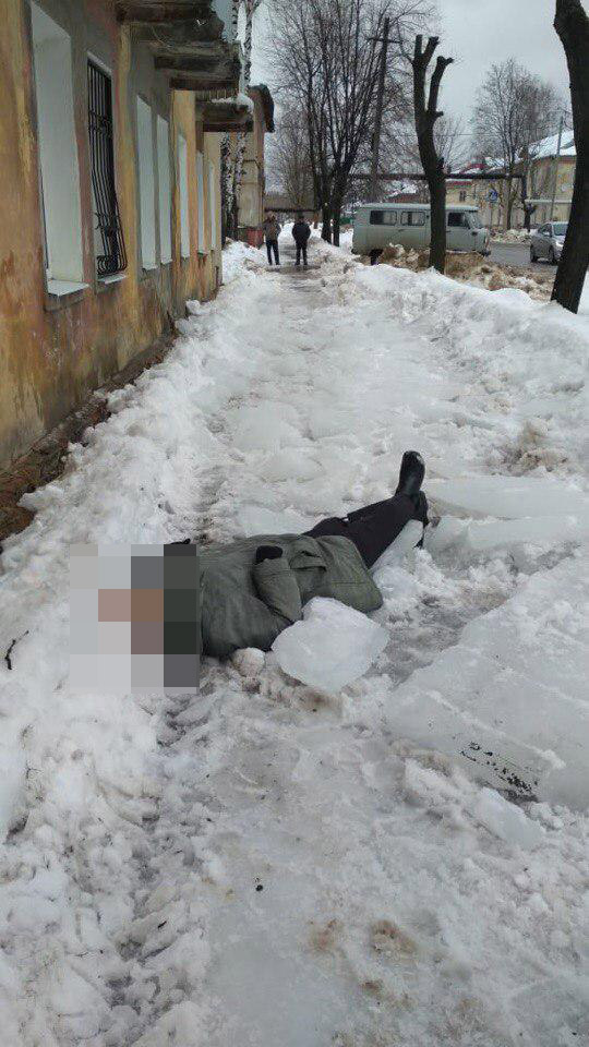 В городе Рошаль начали падать льдины с домов, которые никто не чистит, уже есть погибшие