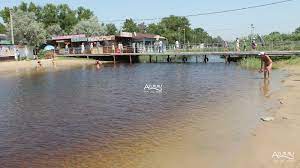 В Анапе что-то гадкое и черное льется из реки в море. Но всем пофигу