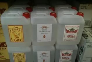 В России продолжается сокращение продаж алкогольных напитков.