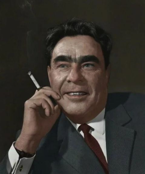 Самые любимые сигареты Леонида Брежнева: каким табаком набивались и сколько стоили?