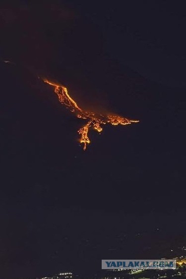 Лaвa вулкана Этнa создает феникса над Cицилией
