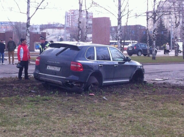 Стела Победы остановила пьяного на Porsche
