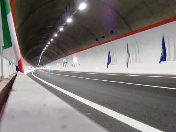 Девушка на Lamborghini прокатилась по Сочи со скоростью 300 километров в час. Теперь ей грозит лишение прав на полгода
