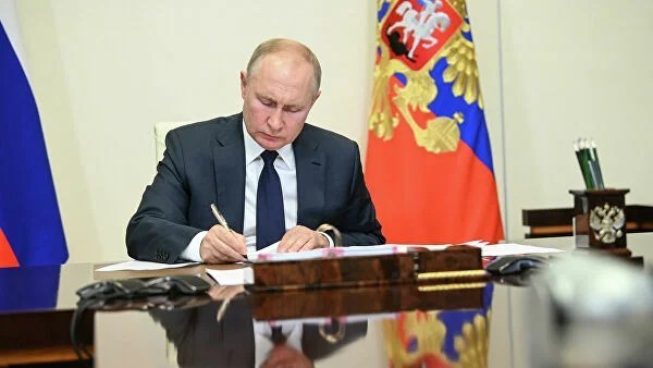❗️ Владимир Путин подписал закон о праве зачислять в бюджет Пенсионного фонда РФ конфискованные средства коррупционеров