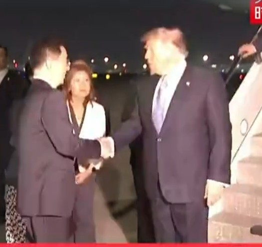 Трамп прилетел в Китай впервые за девять лет
