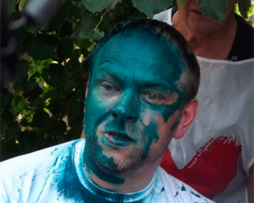 Толоконникову и Алехину облили зеленкой )))